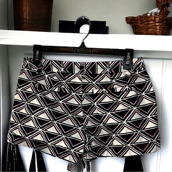 Merona Women’s 2 Red Blue Geometric Flat Front Chino 3" Shorts - Picture 2 of 3